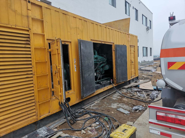 泊头如何在发电机出租合同中约定设备的维修和保养责任？